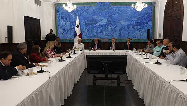 Presidente Mulino y miembros de la bancada RM se reúnen