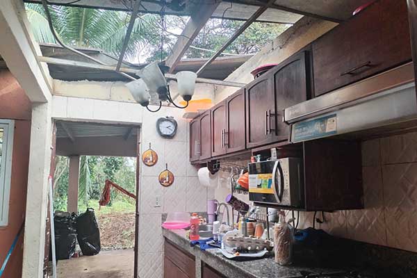 Evalúan 10 familias afectadas por desprendimiento de techo en Pedregal y Don Bosco