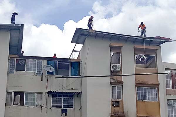Inician trabajos de instalación de techos en 4 multifamiliares de San Joaquín afectadas por mal tiempo