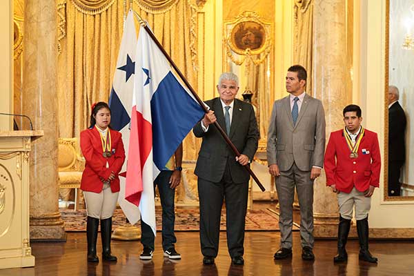 Mulino entrega Bandera nacional a Selección de Panamá de Va’ a que representará al país en Brasil