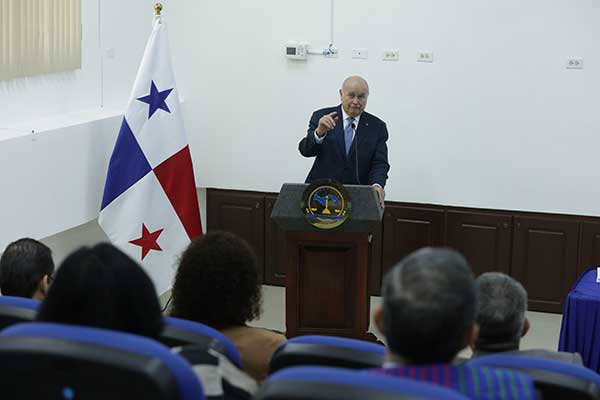 Representantes de la Comisión pro Valores Cívicos y Morales reciben formación en Alfabetización Constitucional