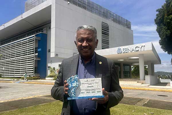 Senacyt recibe distinción por su gestión en la reducción de la huella del carbono
