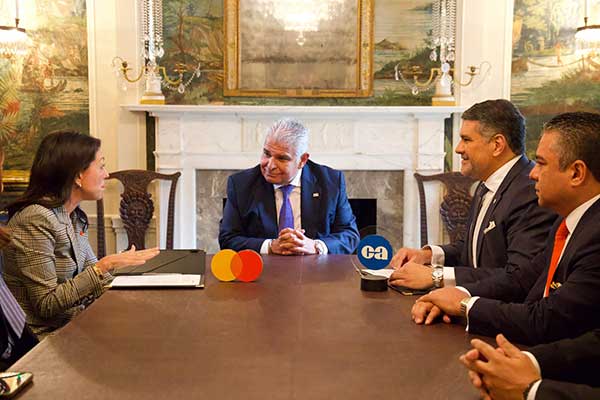 Caja de Ahorros y Mastercard firman acuerdo para digitalizar pago de becas escolares y, a futuro, el resto de subsidios sociales