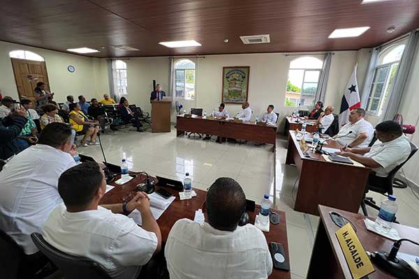 Concejales de Aguadulce conocen beneficios del tren Panamá-David-Frontera