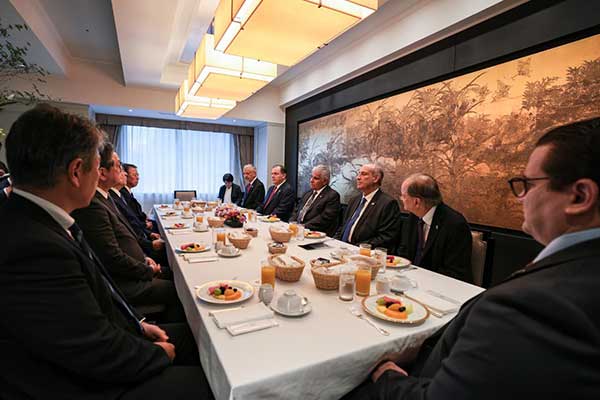 Dueños de barcos de Japón reiteran lealtad al registro panameño, en encuentro con el presidente Mulino