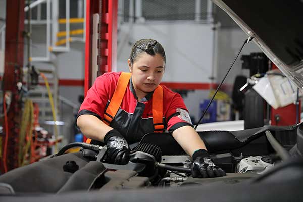 Estudia y trabaja: Inadeh abre inscripciones para el programa Dual de Mecánica Automotriz