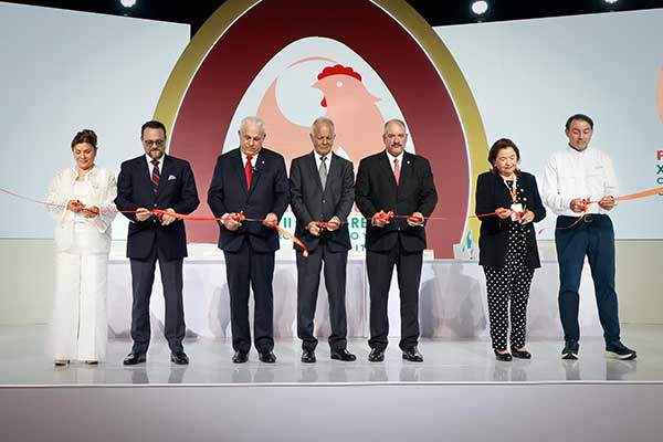 Gobierno reafirma respaldo al sector avícola en congreso internacional celebrado en Panamá