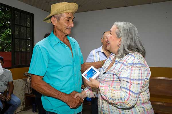 Ministra Carles entrega Tarjetas Clave Social a nuevos beneficiarios en Herrera y Los Santos
