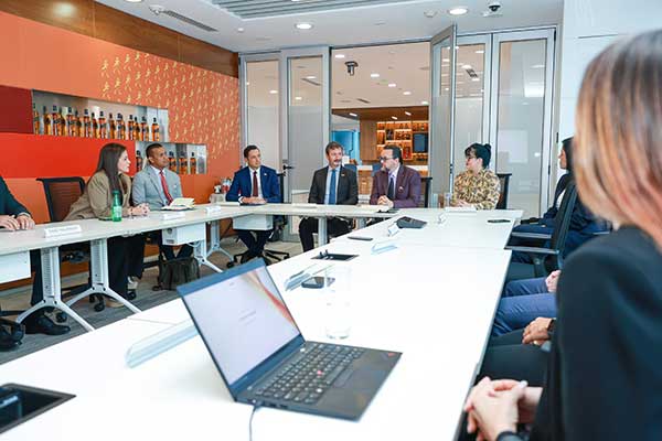 Moltó se reúne con ejecutivos de Diageo y destaca compromiso del Gobierno con empresas multinacionales