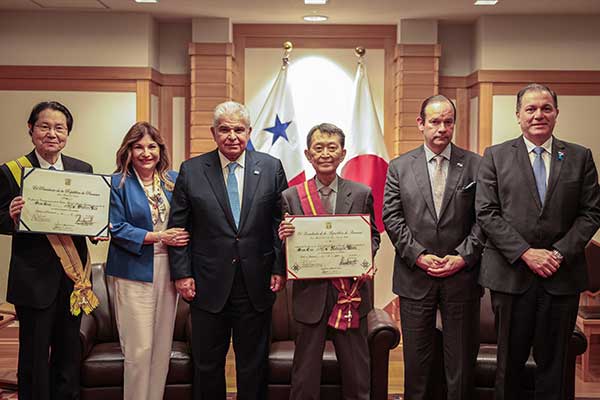 Mulino entrega reconocimientos a destacadas personalidades por su contribución al desarrollo del sector marítimo panameño