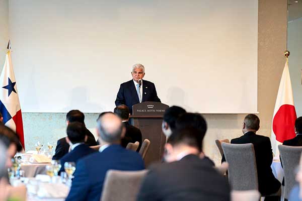 Mulino oficializa en Japón inicio del proyecto de un gasoducto por el Canal de Panamá