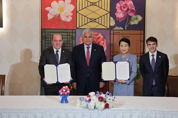 Mulino participa en firma de acuerdo entre las Cámaras de Comercio de Panamá y Osaka para impulsar comercio e inversión