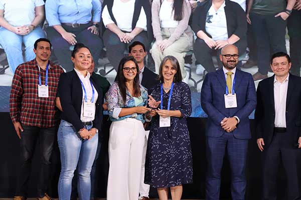 Senacyt reconocida por su liderazgo en empoderamiento de la ciencia geoespacial en el SAG Award