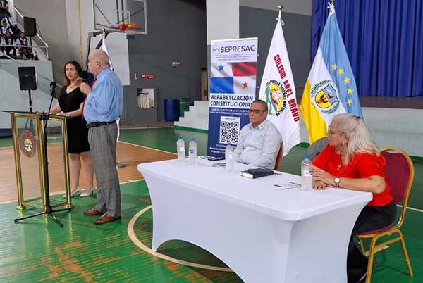 Sepresac impulsa jornada de alfabetización constitucional en el Colegio Abel Bravo de Colón