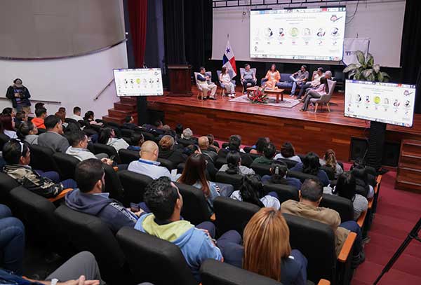 TE realiza conversatorio Libertad de Expresión y Democracia