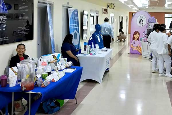 Estudiantes y profesionales de Enfermería presentan investigaciones en Jornada Científica 2025