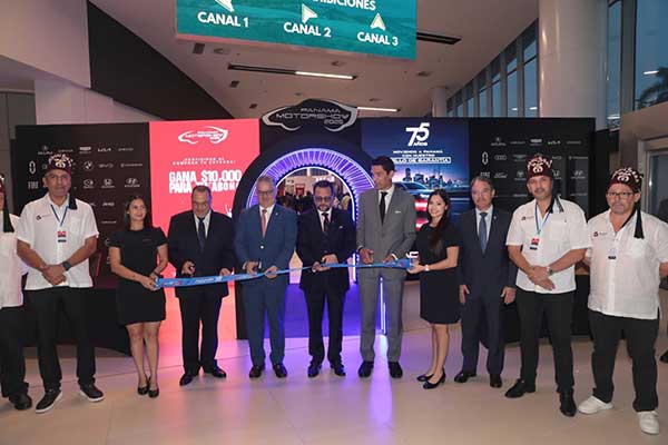 Ministro Orillac inaugura principal feria de vehículos en Panamá