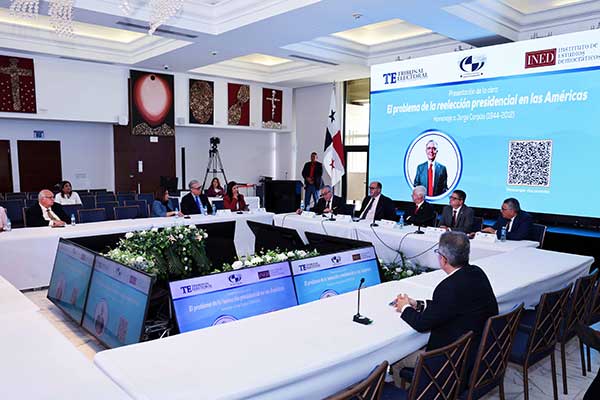 Presentan obra literaria “El problema de la reelección presidencial en las Américas”