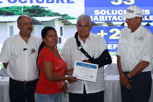 Presidente Mulino entrega viviendas del proyecto 19 de Octubre en Coclé