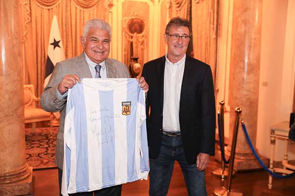 Presidente Mulino recibe a Mario Kempes, leyenda del fútbol argentino