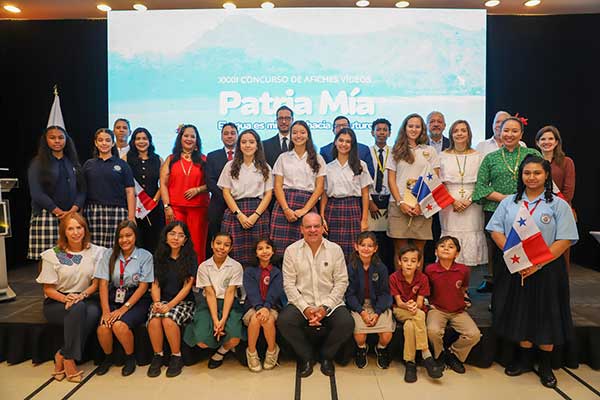 Con Izada de la Bandera Nacional y premiación del Concurso de Afiche y Video “Patria Mía” 2025, CCIAP celebra el mes de la patria