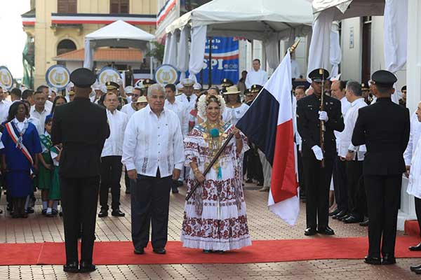 Mandatario Mulino rinde honor a los Símbolos de la Nación este 4 de noviembre