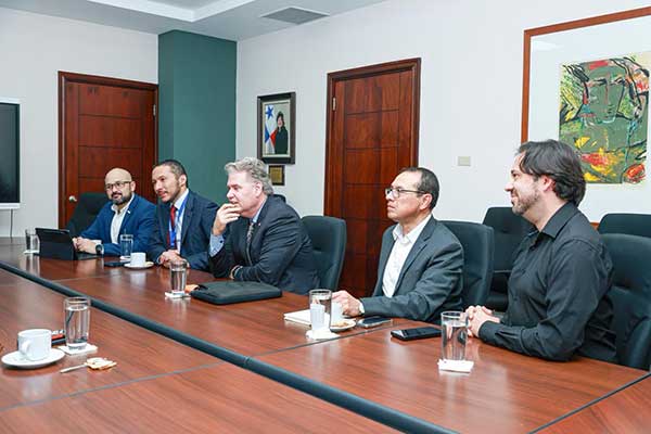 Moltó reafirma compromiso con la transformación digital en reunión con gigante tecnológico AMD