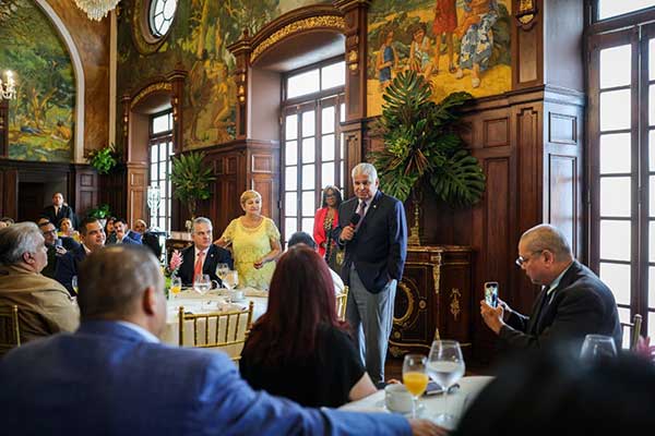 Mulino sostiene conversatorio con periodistas y aborda temas de interés para el país