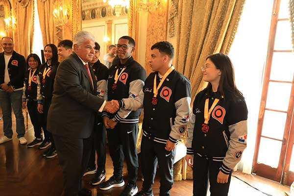 Presidente Mulino recibe y felicita a participantes del Concurso Nacional de Oratoria 2025