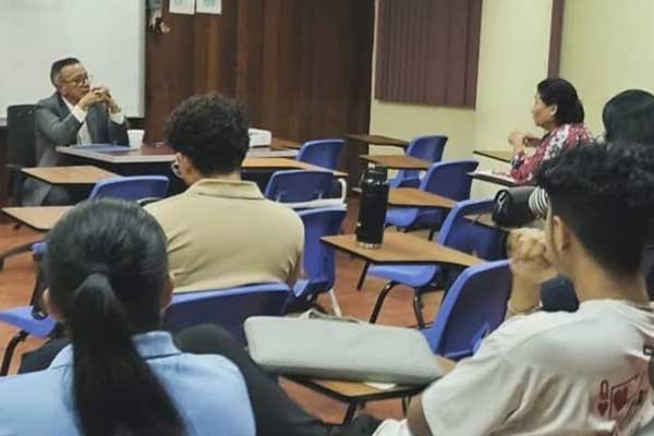 Profesor Denis Javier Chavéz participó en ciclo de conferencias en la Facultad de Economía de la UP