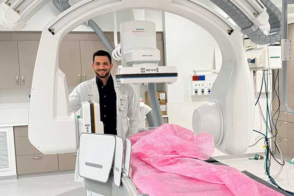 Médico panameño lidera en Israel técnica pionera con dispositivo Comaneci para salvar vidas tras derrames cerebrales