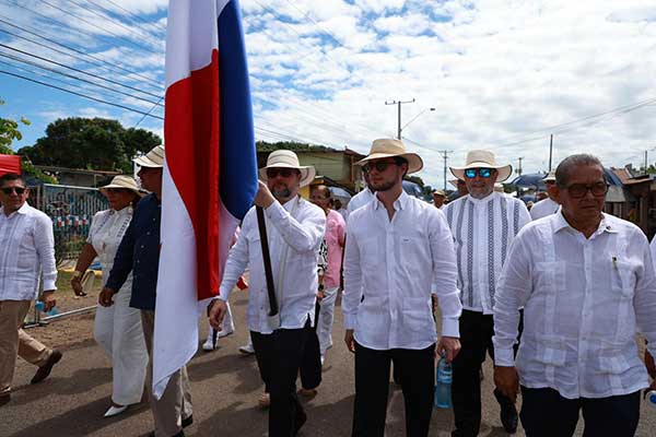 Moltó preside el desfile de Independencia en Barrios Unidos de Aguadulce