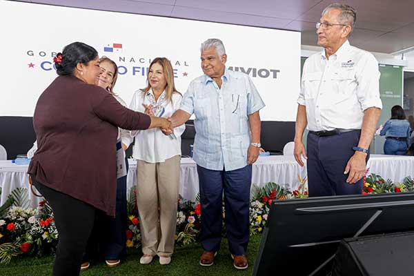 Presidente Mulino entrega nuevas viviendas a familias chiricanas