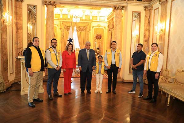 Presidente y Primera Dama reciben a Elizabeth Acosta, Embajadora Estrella 2025 de la Teletón 20-30