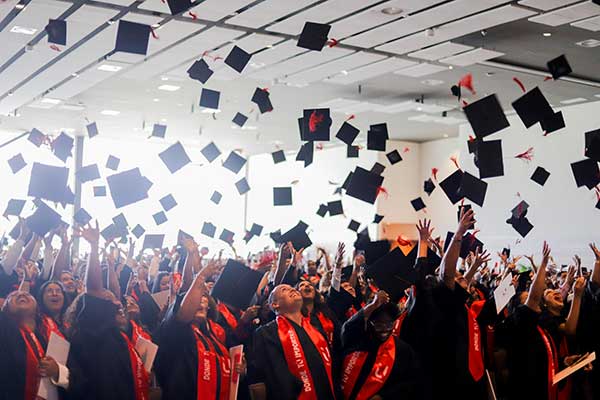Universidad del Istmo gradúa más de 1,900 nuevos profesionales