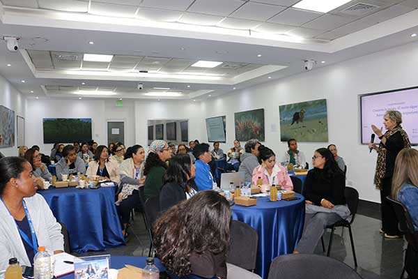 Analizan el estado de salud, empleo y bienestar de las mujeres económicamente activas en ‘café científico’