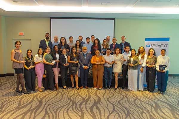 Jóvenes investigadores panameños que culminaron sus proyectos de investigación reciben reconocimientos de Senacyt