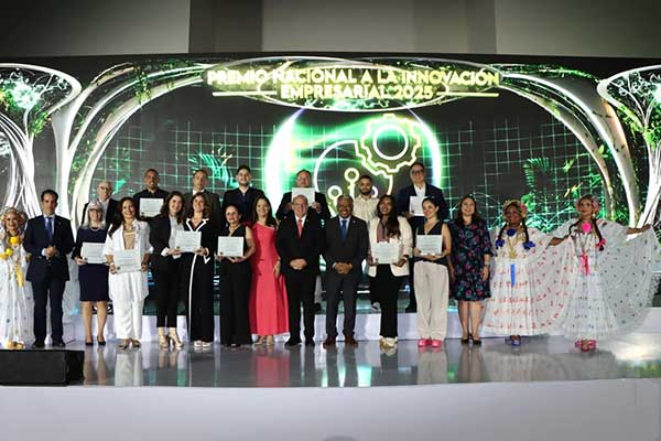 Senacyt y CCIAP reconocen proyectos innovadores y a empresarias destacadas en Premio Nacional a la Innovación Empresarial 2025
