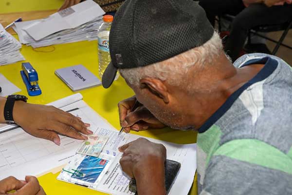 Excluyen a beneficiarios de programas del MIDES, tras detectar a más de 8 mil favorecidos con vehículos y cupos de taxi