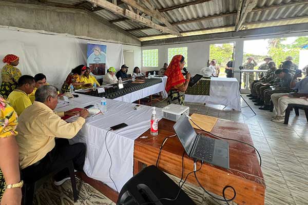 Explican proyectos y apoyos habitacionales en Consejo Comarcal en Puerto Obaldía
