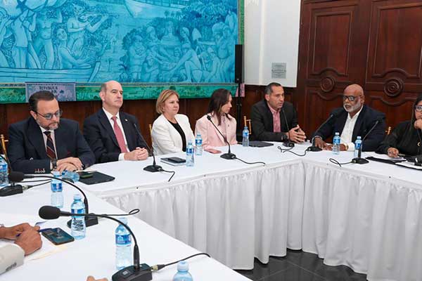 Gobierno y sector transporte inician estructuración de mecanismo para enfrentar alza del combustible
