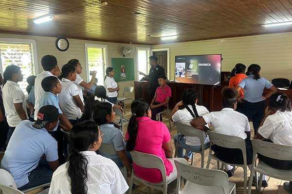 Jóvenes de Guna Yala se entrenan en la elaboración de Microhistorias creadas con celulares