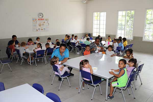 Más de 2,400 niños y niñas reciben alimentación balanceada y baja en azúcar en los CAIPI del MIDES