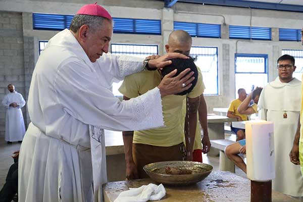 Más de 50 privados de libertad reciben los sacramentos en Pascua 2026
