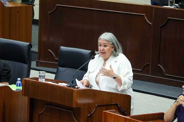 Ministra Carles de Arango responde cuestionario de diputados en la Asamblea Nacional