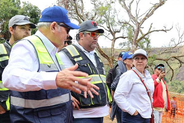 Ministros Montalvo y Andrade supervisan construcción de puentes zarzos en la comunidad de Cascabel, comarca Ngäbe