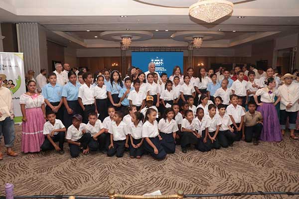 Mulino, junto a Mitradel, entrega becas a niños del proyecto “Abrazos del Futuro” en Los Santos