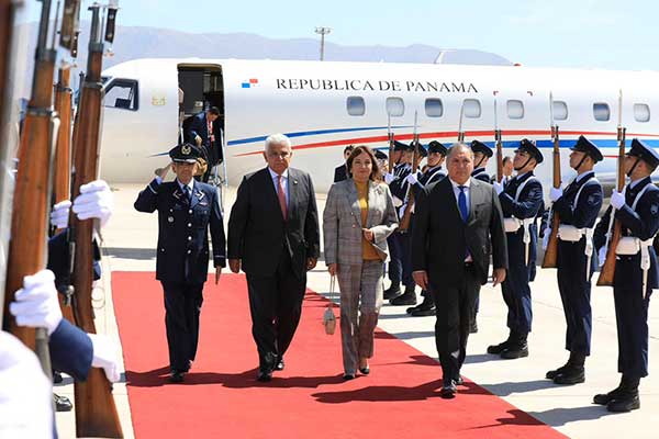 Presidente Mulino llega a Chile, sostendrá bilateral con presidente electo