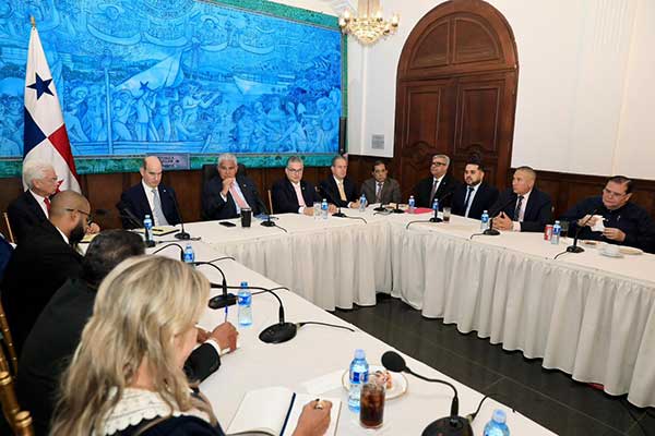 Presidente Mulino se reúne con bancada del partido Realizando Metas