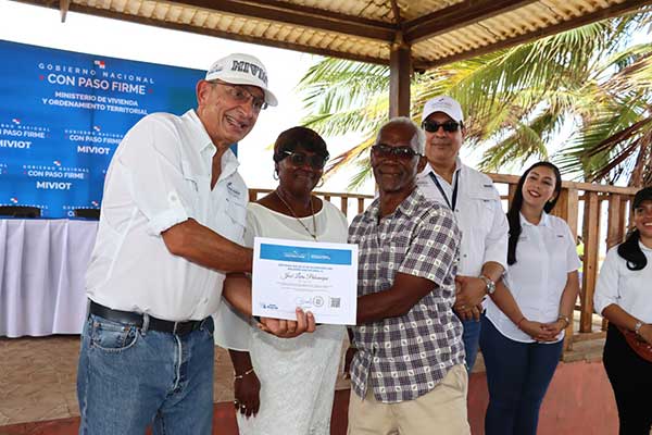Residentes de Santa Isabel en Costa Atlántica reciben 75 nuevas viviendas